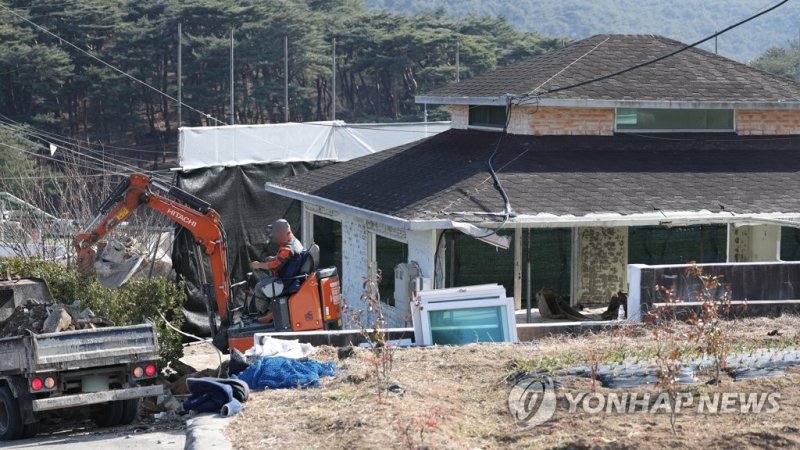 文이 운영하는 '평산마을 책방' 공사 시작..다음 달 오픈한다