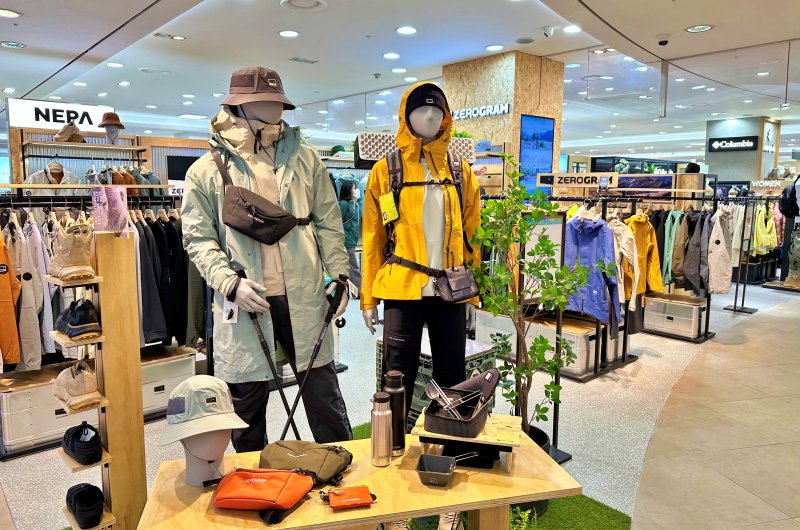 갤러리아타임월드 7층 아웃도어 매장.