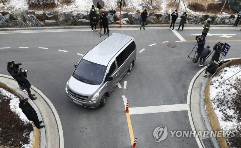수원지검 들어가는 김성태 전 쌍방울 회장 탑승 호송차 수원지검 들어가는 김성태 전 쌍방울 회장 탑승 호송차 (수원=연합뉴스) 홍기원 기자 = 도피 중 태국에서 붙잡힌 김성태 전 쌍방울그룹 회장이 탑승한 호송차가 17일 오전 경기도 수원시 영통구 수원지방검찰청으로 들어가고 있다. 2023.1.17 [공동취재] xanadu@yna.co.kr (끝)