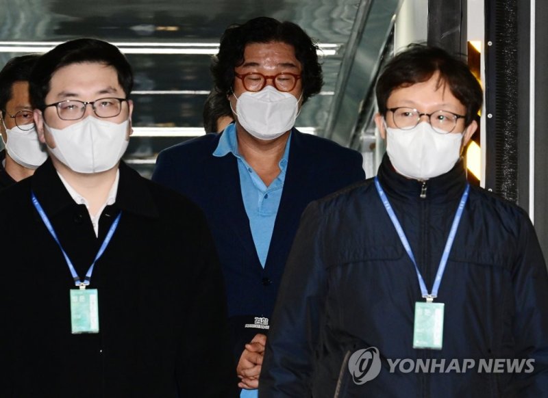 인천공항에 도착한 김성태 전 쌍방울 회장 인천공항에 도착한 김성태 전 쌍방울 회장 (영종도=연합뉴스) 이지은 기자 = 8개월간 도피 끝에 태국에서 붙잡힌 김성태 전 쌍방울그룹 회장이 17일 인천국제공항을 통해 입국하고 있다. 2023.1.17 [공동취재] photo@yna.co.kr (끝)