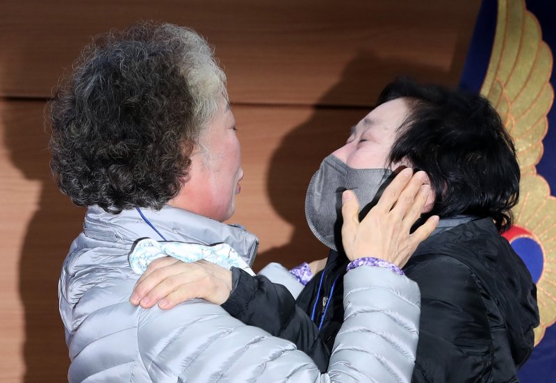 헤어진 뒤 서로 찾지 못하던 장기 실종 가족 언니 장희재 씨(왼쪽)와 동생 장희란 씨가 지난달 31일 오후 서울 동작경찰서에서 58년 만에 다시 만나 끌어안고 있다. 뉴스1