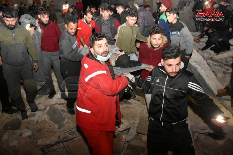 6일(현지시간) 튀르키예에서 규모 7.8의 강진이 발생해 튀르키예와 시리아에서 최소 568명이 사망하고 1000명 이상이 다쳤다고 외신들이 전했다. 시리아 중부 도시 하마의 무너진 건물에서 구조대원들이 부상자를 이송하고 있다. 로이터연합뉴스