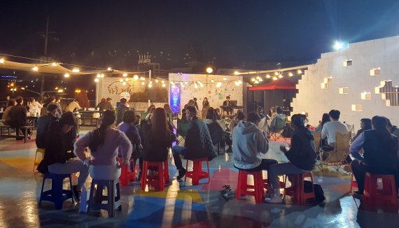 전북 전주 남부시장 청년몰에서 열린 공연 모습.