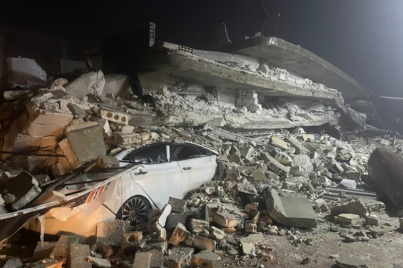 6일(현지시간) 시리아 북부 이들리브주 아즈마린 마을에서 무너진 건물 잔해 사이로 파손된 차량 한 대가 보이고 있다. 이날 튀르키예 남동부와 시리아에서 규모 7.8의 강진이 발생해 수백명의 사상자가 발생한 것으로 전해졌다. 이날 튀르키예 여러 지방에서 피해가 보고됐고, 구조대가 현장에 파견됐다.뉴시스