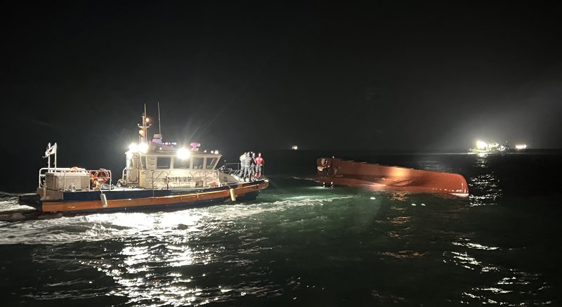 지난 5일 오후 전남 신안군 임자면 대비치도 서쪽 해상에서 청보호 전복사고 실종자 야간 수색 작업을 진행하고 있는 해경의 모습. 목포해양경찰 제공