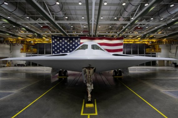 미국 국방부와 군수업체 노스럽그러먼은 지난 2022년 12월 2일(현지시간) 캘리포니아 팜데일 공장에서 7년에 걸쳐 개발한 최첨단 차세대 전략폭격기 B-21 '레이더'(Raiders)의 모습을 공개했다. 30여 년 만에 등장한 이 신형 폭격기는 미 공군이 운용 중인 B-52, B-1B, B-2를 대체할 목적으로 개발됐다. 사진=미 공군 제공