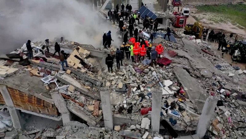 시리아 반군이 장악한 사르마다에서 6일(현지시간) 구조대원들이 지진으로 무너져 내린 건물 잔해를 파헤치며 주민들을 구조하고 있다. 이날 새벽 튀르키예와 시리아를 덮친 규모 7.8의 강진으로 대규모 인명피해가 발생한 가운데 현재까지 집계된 사망자 수가 2500명을 넘어섰다. 로이터뉴스1