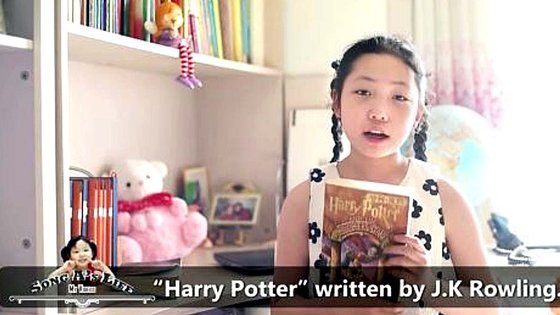 북한의 11세 유튜버 송아가 소설『해리포터』를 손에 들고 자신이 가장 좋아하는 책이라고 말하고 있다. 사진=유튜브, CNN 캡처