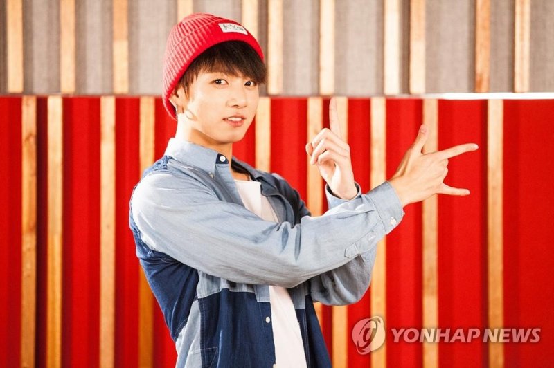 "BTS 정국 모자 1000만원에 팔아요"했던 전 외교부 직원, 횡령혐의 약식기소