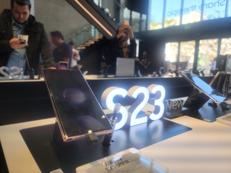 [로스앤젤레스=뉴시스]미국 로스앤젤레스(LA)에 위치한 '삼성 익스피리언스 스토어 in LA'에서 방문객들이 삼성전자의 플래그십폰 신작 '갤럭시 S23' 시리즈를 둘러보고 있다. (사진=윤현성 기자)