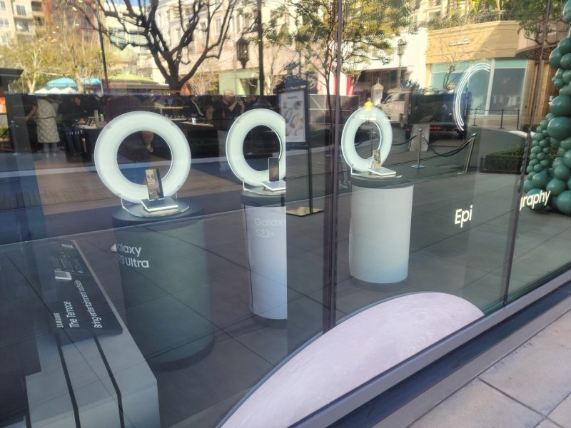 [로스앤젤레스=뉴시스]미국 로스앤젤레스(LA) 아메리카 앳 브랜드에 위치한 '삼성 익스피리언스 스토어 in LA'의 전면부 외관. 이번 갤럭시 언팩 행사에서 공개된 스마트폰 신제품 '갤럭시 S23' 시리즈가 한눈에 들어온다. 야간에는 제품을 둘러싼 렌즈 등에 조명이 들어와 행인들의 눈길을 끌 수 있게 조성돼 있다. (사진=윤현성 기자)