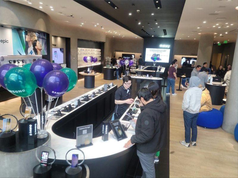 [로스앤젤레스=뉴시스]미국 로스앤젤레스(LA)에 위치한 '삼성 익스피리언스 스토어 in LA'에서 방문객들이 직원의 설명을 들으며 삼성전자의 플래그십폰 신작 '갤럭시 S23' 시리즈를 둘러보고 있다. (사진=윤현성 기자)