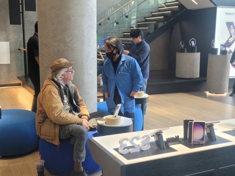 [로스앤젤레스=뉴시스]미국 로스앤젤레스(LA)에 위치한 '삼성 익스피리언스 스토어 in LA'에서 한 방문객이 익스피리언스 스토어 직원에게 제품에 대한 소개를 듣고 있다. (사진=윤현성 기자)