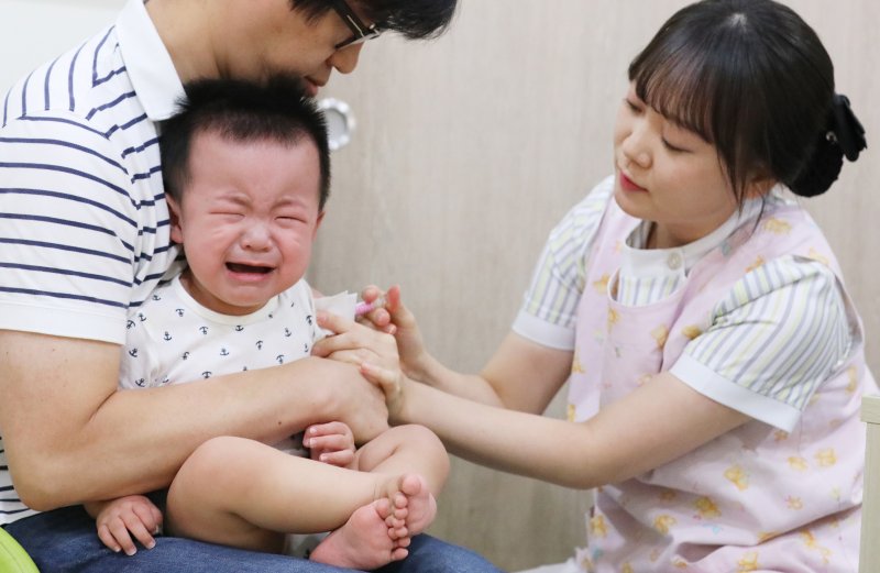 서울 중구 제일병원을 찾은 유아가 독감 예방접종을 하고 있다. 뉴스1 제공.