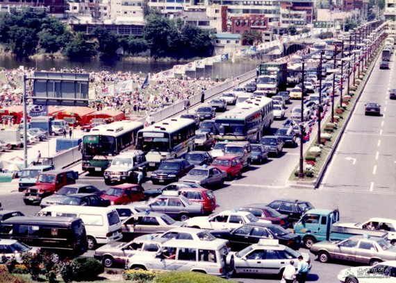 태화로터리와 태화교 교통 정체(1990년대 중반) 태화교는 울산의 강북과 강남을 잇는 왕복 8차선 교량이다. 출퇴근 시간 태화로터리에 정체가 발생할 경우 다리 위는 물론 울산 중구 우정동과 남구 신정동 일대까지 그 여파가 이어졌다. 현재는 신호등 체계를 도입해 예전보다는 정체가 덜 빚어진다. /사진=울산시 제공