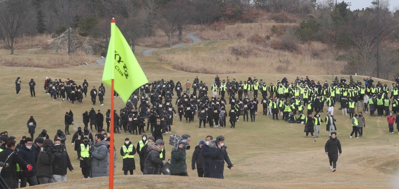 [인천=뉴시스] 최동준 기자 = 17일 인천 중구 스카이72 바다코스에서 인천지방법원 관계자들이 골프장 운영권 반환 강제집행을 시도하자 스카이72 시설 임차인 및 스카이72 입찰탈락 의혹을 제기하는 보수단체 회원들이 막아서고 있다. (공동취재사진) 2023.01.17. photo@newsis.com /사진=뉴시스