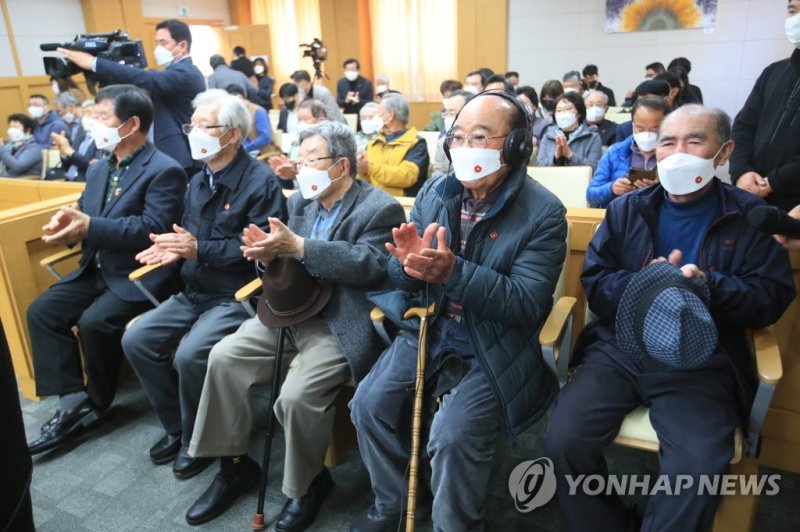 제주4·3 특별재심 '전원 무죄' 제주4·3 특별재심 '전원 무죄' (제주=연합뉴스) 29일 제주지법에서 열린 4·3 당시 국가보안법 위반 등으로 옥살이를 했던 생존희생자 고태명(90)씨 등 33명에 대한 특별재심 공판에서 전원 무죄가 선고되자 청구인들이 박수를 치고 있다. 2022.3.29 [제주도사진기자회] atoz@yna.co.kr (끝)