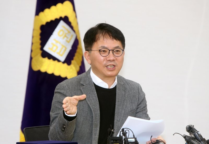 이임 인터뷰하는 장찬수 부장판사 (제주=연합뉴스) 전지혜 기자 = 7일 제주지법 대회의실에서 4·3 재심 재판부 초대 재판장인 장찬수 부장판사가 이임을 앞두고 인터뷰를 하고 있다. 2023.2.7