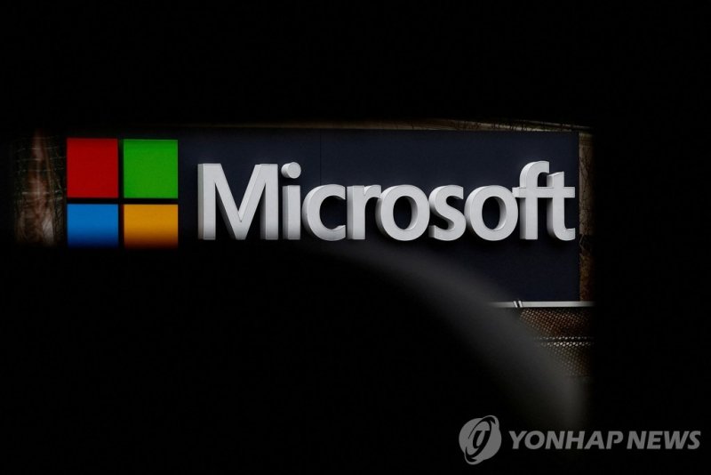마이크포소프트 로고 FILE PHOTO: A view shows a Microsoft logo at Microsoft offices in Issy-les-Moulineaux near Paris, France, January 25, 2023. REUTERS/Gonzalo Fuentes/File Photo