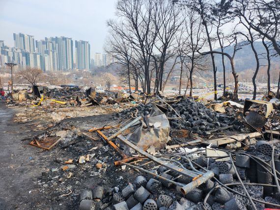 구룡마을 화재 복구는 0%…재개발·이주 논쟁만 격화[개발의 그림자 강남 판자촌]