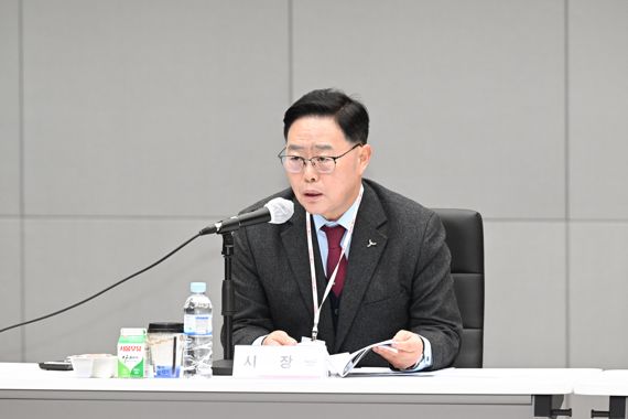 7일 현장 간부회의가 열린 양주 은현면 소재 서울우유 양주신공장 대강당에서 강수현 양주시장이 발언하고 있다. 사진=양주시