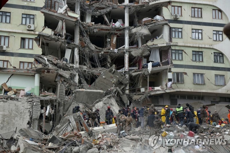 강진으로 구부러지고 무너져내린 건물 Rescue workers search for survivors under the rubble following an earthquake in Diyarbakir, Turkey February 6, 2023. REUTERS/Sertac Kayar