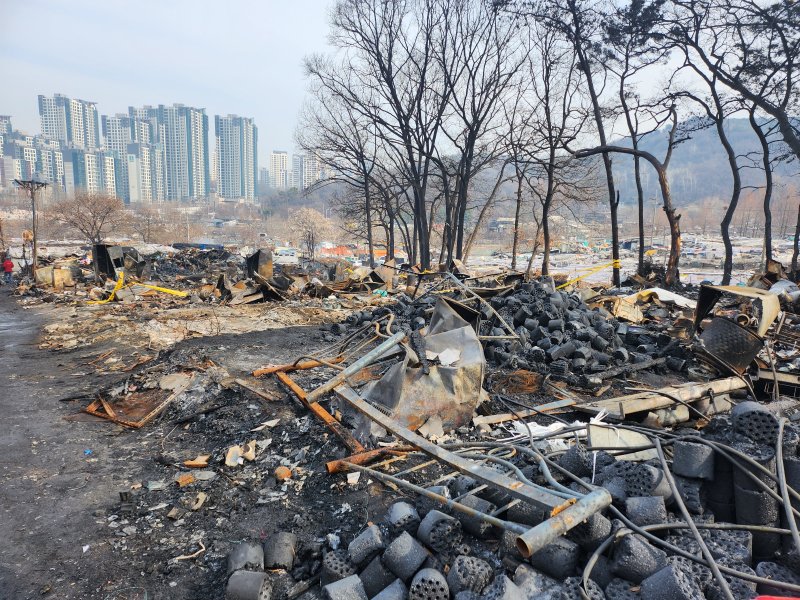 잿더미된 집터 ‘화재 복구 0%’… 재개발·이주 논쟁만 격화 [개발의 그림자 강남 판자촌]