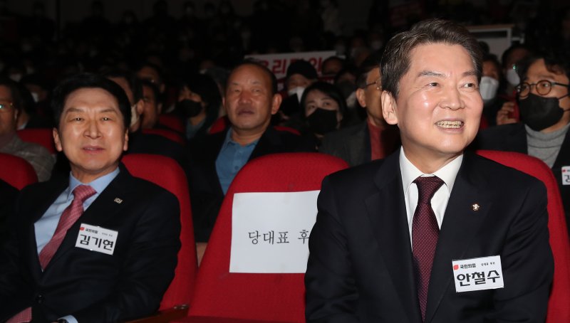 국민의힘 당대표 후보인 김기현(왼쪽), 안철수 의원이 5일 오후 서울 동작구문화원에서 열린 동작구갑 당협 당원 대회에 참석해 나란히 앉아 있다. ⓒ News1 구윤성 기자