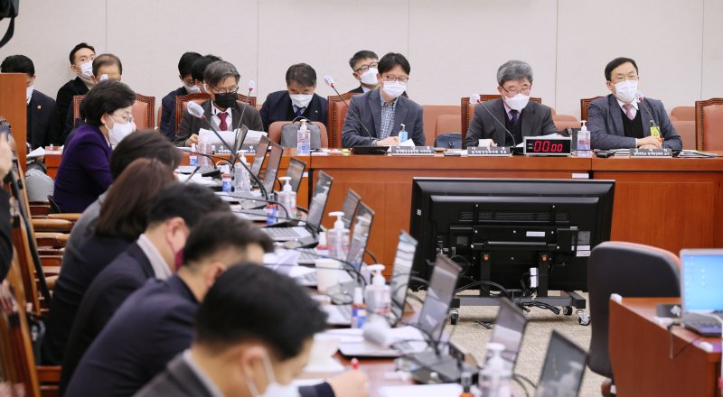 지난달 26일 국회 산업통상자원중소벤처기업위원회에서 고준위 방사성폐기물 관리에 관한 특별법안 등에 대한 공청회가 열리고 있다. 연합뉴스