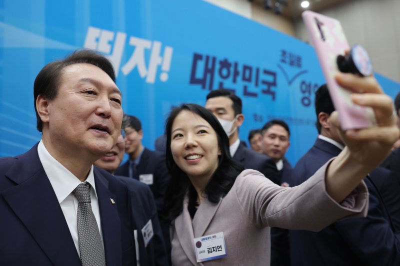 윤석열 대통령이 7일 정부세종컨벤션센터에서 열린 '대통령과의 대화 및 공직자 오찬'에서 한 공직자와 기념촬영 하고 있다. (사진=대통령실 제공) /사진=뉴시스