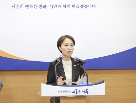 7일 경기 시흥시청에서 열린 언론 브리핑에서 '민선8기 K-교육도시 시흥 추진 계획'을 설명하고 있는 고미경 평생교육원장. 사진=시흥시