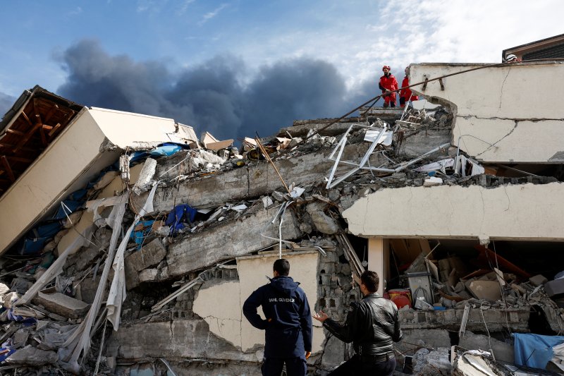 People search for survivors at the intensive care unit of the Iskenderun collapsed state hospital following an earthquake in Iskenderun, district of Hatay, Turkey, February 7, 2023. REUTERS/Benoit Tessier /사진=연합 지면외신화상