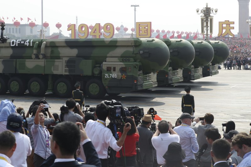 2019년 10월 1일 중국 베이징 톈안먼 광장에서 신중국 70주년 기념 열병식 가운데 둥펑-41 대륙간탄도미사일(ICBM) 및 발사대가 이동하고 있다.AP뉴시스