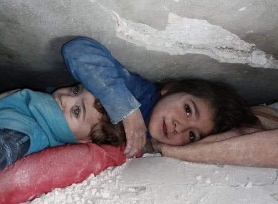 튀르키예 남부에서 17시간 동안 건물 잔해에 깔린 채 동생을 지킨 소녀. 트위터 캡처