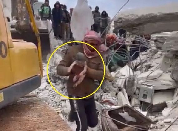 시리아 알레포 지역 무너진 건물 속에서 한 남성이 신생아를 구조해 나오고 있다. 트위터 영상 캡처