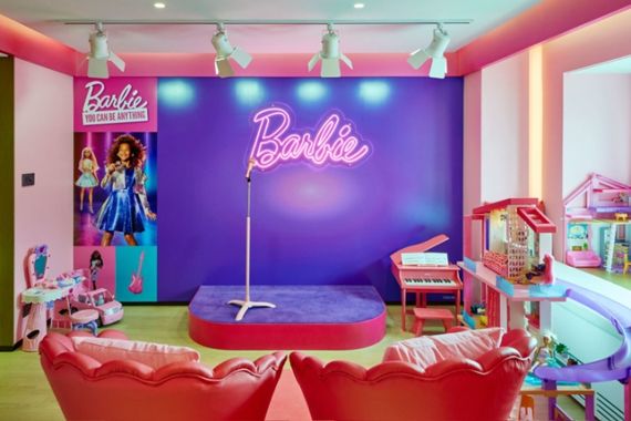 2009년부터 바비를 콘셉트로 한 '포에버 바비 (Forever Barbie)' 객실을 운영해온 워커힐 호텔앤리조트는 글로벌 캐릭터 완구회사 마텔사와 협업해 새로운 ‘바비룸’을 선보이며 ‘바비: 뉴 드림스’ 패키지를 출시했다.