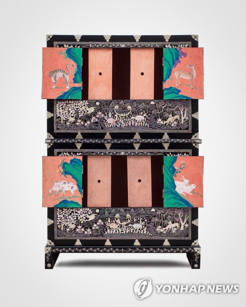 고종의 선물 127년만에 첫 공개 고종의 선물 127년만에 첫 공개 (서울=연합뉴스) 조선 고종(재위 1863∼1907)이 러시아 황제 대관식을 축하하며 보낸 '외교 선물' 일부가 127년 만에 러시아 현지에서 처음 공개된다. 국외소재문화재재단은 모스크바 크렘린박물관 내 무기고박물관에서 이달 10일부터 '한국과 무기고, 마지막 황제 대관식 선물의 역사'를 주제로 한 특별 전시가 열린다고 8일 밝혔다. 사진은 현지에서 공개된 '흑칠나전이층농'. 2023.2.8 [국외소재문화재재단 제공. 재판매 및 DB 금지] photo@yna.co.