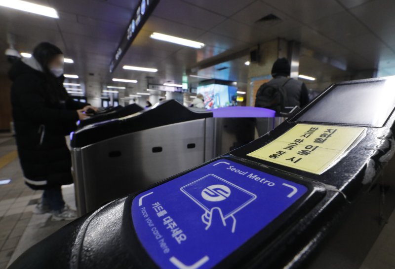 [서울=뉴시스] 고승민 기자 = 내달 1일부터 서울 택시 기본요금이 3800원에서 4800원으로 오르고 지하철과 버스 요금도 올해 상반기까지는 인상될 것으로 알려진 24일 서울역 지하철 개찰구에서 시민이 요금을 결제하고 있다. 2023.01.24. kkssmm99@newsis.com