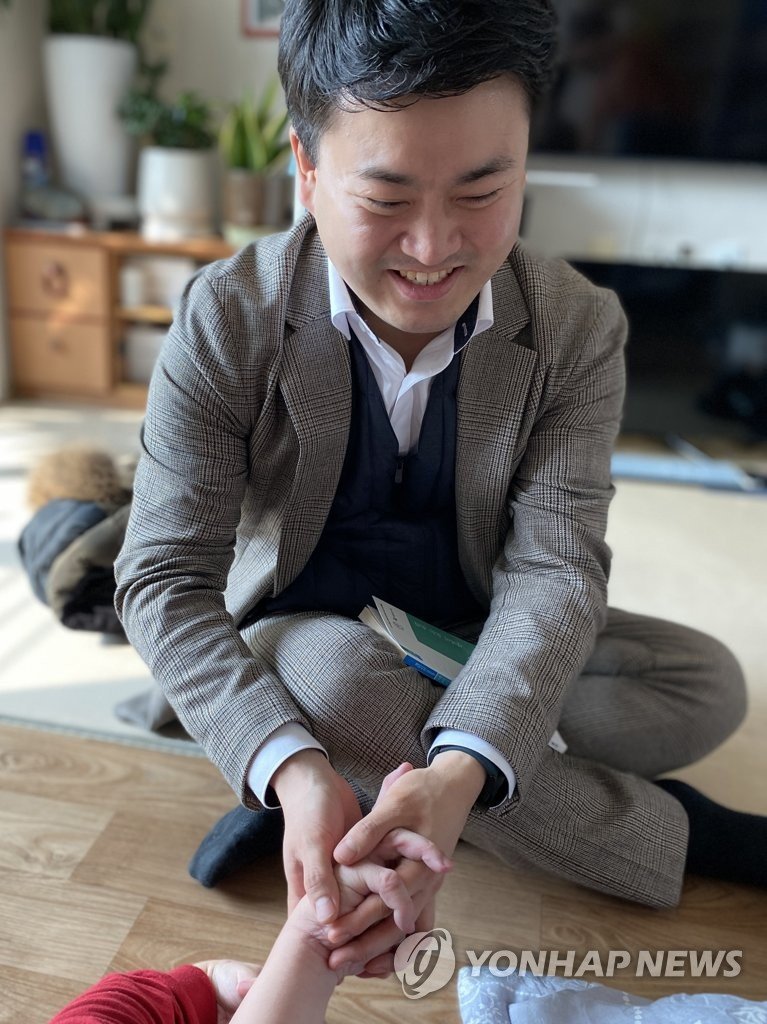 성폭행 피해 뇌병변장애인과 변호사의 '맞잡은 손' 성폭행 피해 뇌병변장애인과 변호사의 '맞잡은 손' (춘천=연합뉴스) 박영서 기자 = 장애인의 자립생활을 지원해야 할 활동지원사로부터 성폭행을 당한 뇌병변장애인 정모(52)씨와 그의 변호를 맡았던 대한법률구조공단 춘천지부 소속 박성태(34) 변호사가 지난 7일 정씨 집에서 만나 손을 맞잡고 있다. 박 변호사는 정씨 사건의 피해자 국선변호사로서 사건 초기 단계부터 정씨 편에 서서 그를 보호하고 가해자가 징역 10년을 받는 데 앞장섰다. 2023.2.8 conanys@yna.co.kr (