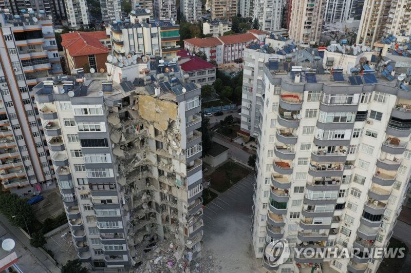 튀르키예 지진 피해 건물 A view shows a semi collapsed building following an earthquake, in Adana, Turkey, February 7, 2023. REUTERS/Issam Abdallah