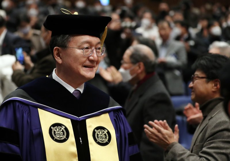 유홍림 서울대 신임 총장이 8일 총장 취임식에서 자리를 향해 가고 있다. 2023.2.8/뉴스1 ⓒ News1 김진환 기자