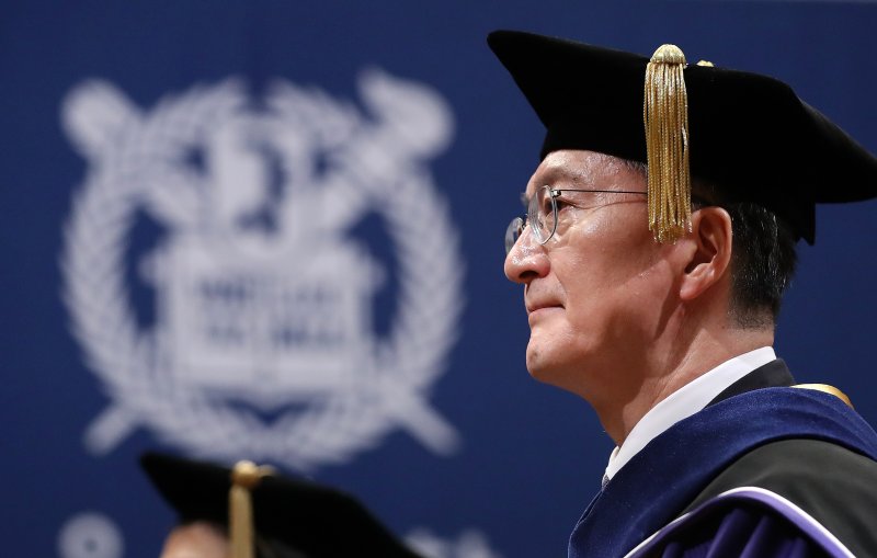 유홍림 서울대 신임 총장이 8일 열린 취임식에서 국민의례를 하고 있다. 2023.2.8/뉴스1 ⓒ News1 김진환 기자