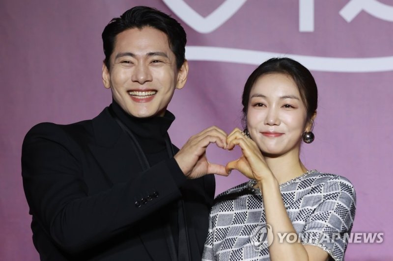 유태오-김옥빈, 미남미녀 유태오-김옥빈, 미남미녀 (서울=연합뉴스) 진연수 기자 = 배우 유태오(왼쪽)와 김옥빈이 8일 서울 용산구 CGV용산아이파크몰에서 열린 넷플릭스 오리지널 드라마 '연애대전' 제작발표회에서 포즈를 취하고 있다. 2023.2.8 jin90@yna.co.kr (끝)