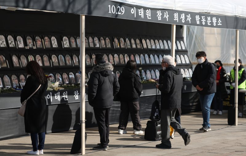 이태원 참사 추모공간을 놓고 서울시와 유가족 측이 '진실게임'에 돌입했다. 8일 서울광장에 설치된 이태원참사 희생자 분향소를 찾은 시민들이 희생자들을 추모하고 있다. /사진=연합뉴스