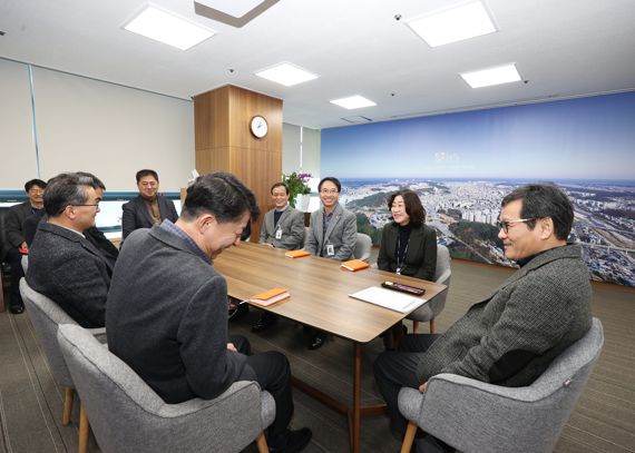 김홍규 강릉시장(사진 오른쪽)이 8일 경제환경국, 문화관광해양국 직원들과 대화의 시간을 가졌다. (사진=강릉시)