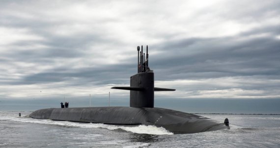 오하이오급 전략 핵잠수함(SSBN) USS 테네시, 미국은 오하이오급 핵잠수함을 14척 보유하고 있다. 핵연료 재보급 없이 9년간 기동 가능하며 최고속도는 잠항시 20노트(37.04km/h) 이상이다. SLBM(트라이던트-2 D5)을 탑재할 수 있는 발사관 22개를 갖추고 있다. SLBM 1발당 각각 8∼12개의 독립 목표 재돌입 탄두(MIRV)가 들어있다. 사거리 1만3천㎞, 100kt(1kt=TNT 1천t의 폭발력) 위력의 핵탄두를 총 154발 탑재해 한 척으로 웬만한 국가를 소멸시킬 수 있다는 평가를 받는다. 자료=내셔널 인터