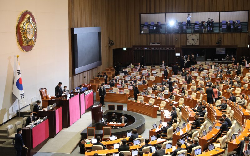 8일 오후 서울 여의도 국회에서 열린 제403회 국회(임시회) 제4차 본회의에서 이상민 행정안전부 장관 탄핵소추안이 가결되고 있다. 뉴시스