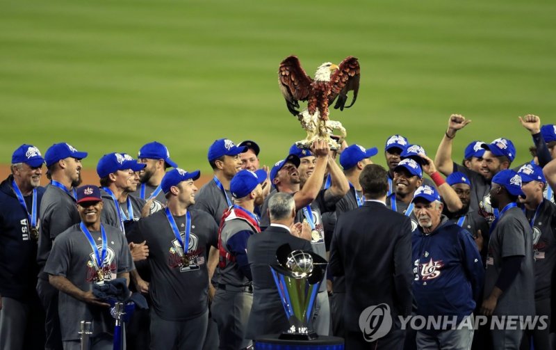 2017 WBC에서 우승한 미국 대표팀 epa05865030 The United States team celebrates after defeating Puerto Rico in the final of the World Baseball Classic at Dodger Stadium in Los Angeles, California, USA, 22 March 2017. The United States defeated Puerto Rico to claim the championship. EPA/MIKE NELSON