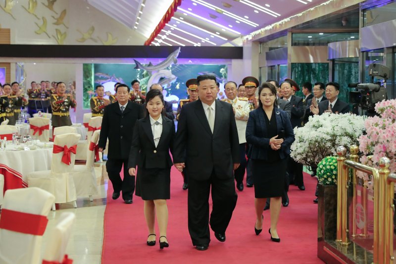 7일 기념 연회에 참석한 김정은 당 총비서와 그의 부인 리설주 여사, 딸 김주애. 뉴스1