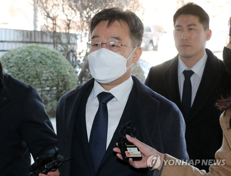 김만배, 1심 선고 공판 출석 김만배, 1심 선고 공판 출석 (서울=연합뉴스) 윤동진 기자 = 뇌물공여 혐의로 기소된 화천대유자산관리 대주주 김만배 씨가 8일 오후 서울 서초구 서울중앙지법에서 열린 대장동 개발 사업 로비·특혜 의혹 관련 1심 선고 공판에 출석하고 있다. 2023.2.8 [공동취재] mon@yna.co.kr (끝)